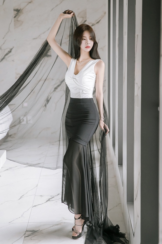 低胸美女高开叉长裙性感好身材