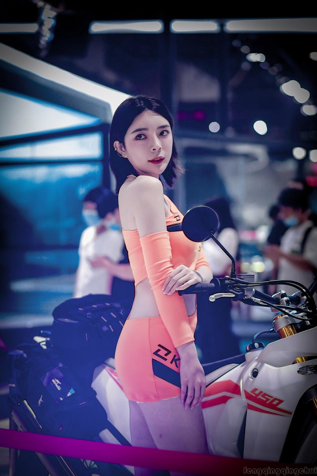 前凸后翘美女车模细腰美腿套图