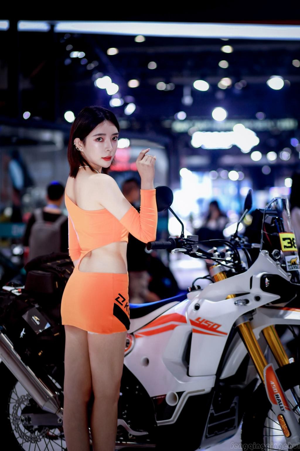 前凸后翘美女车模细腰美腿套图