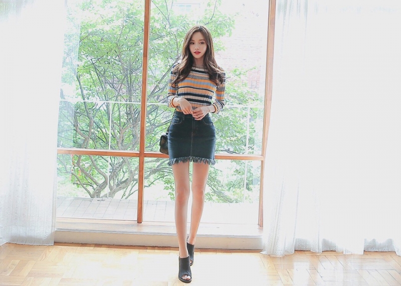 迷人美女牛仔短裙高跟美腿热图