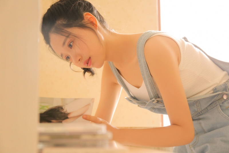 马尾辫美眉牛仔背带裤私房写真