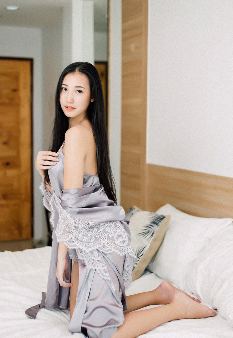 床上美女低胸睡裙傲人上围私拍