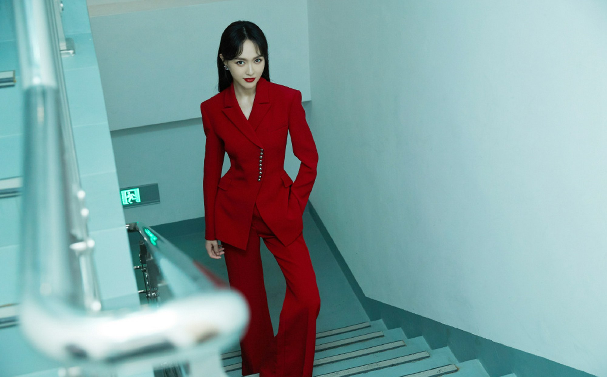 唐嫣红色西服套装美艳动人写真