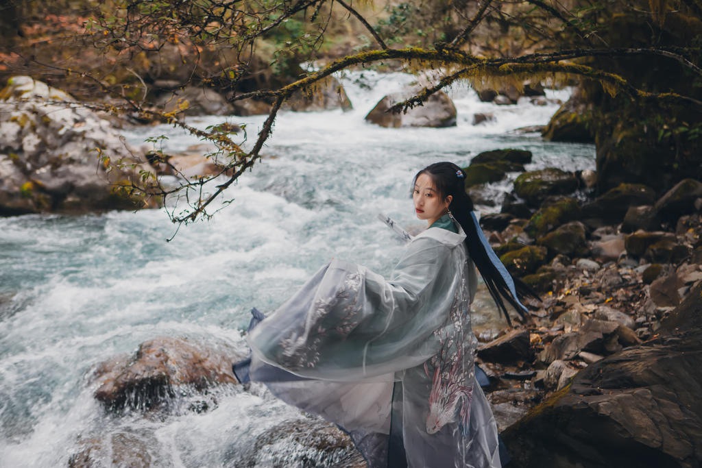 小溪边的古装美女清逸脱俗图片