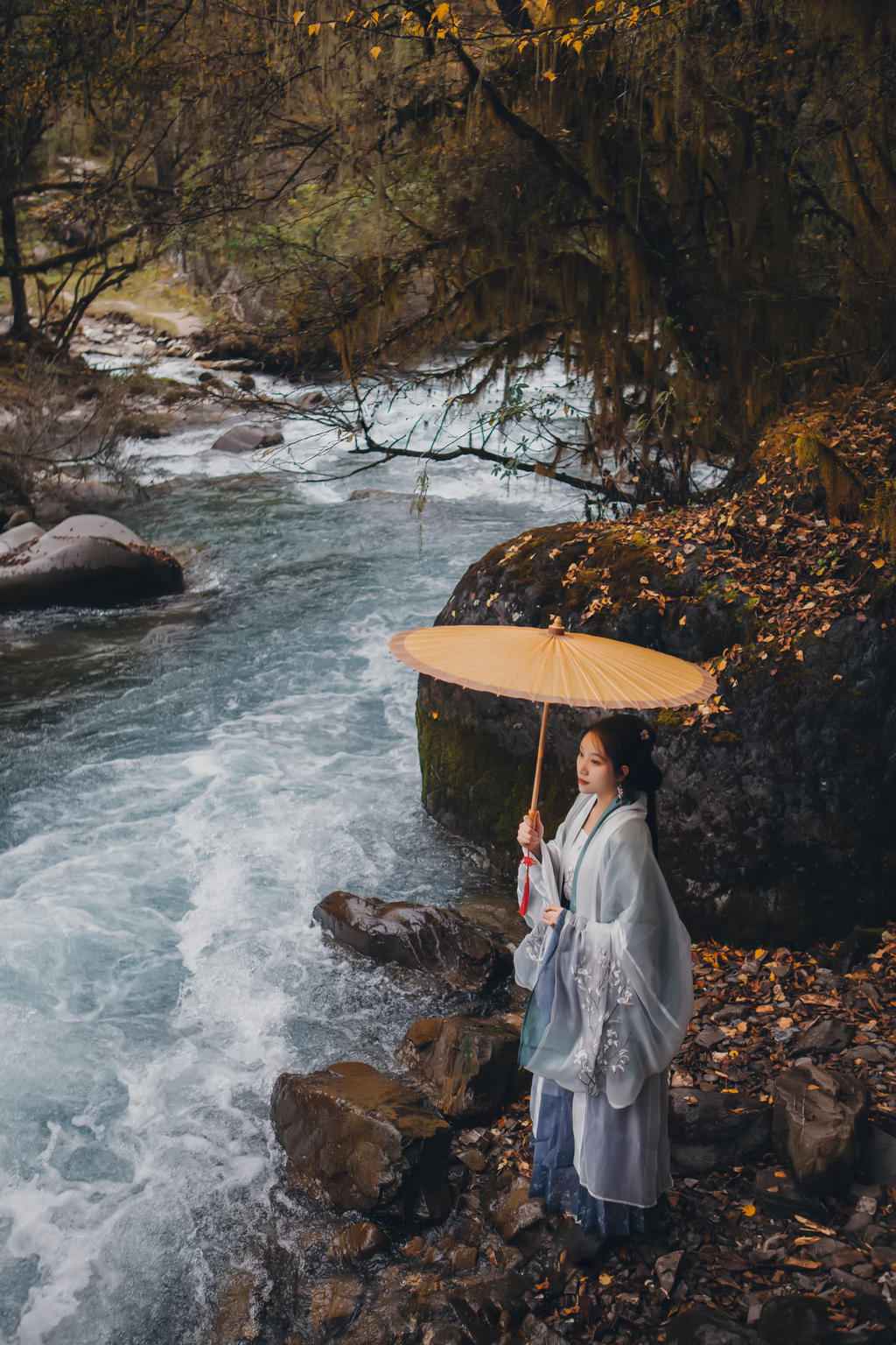小溪边的古装美女清逸脱俗图片
