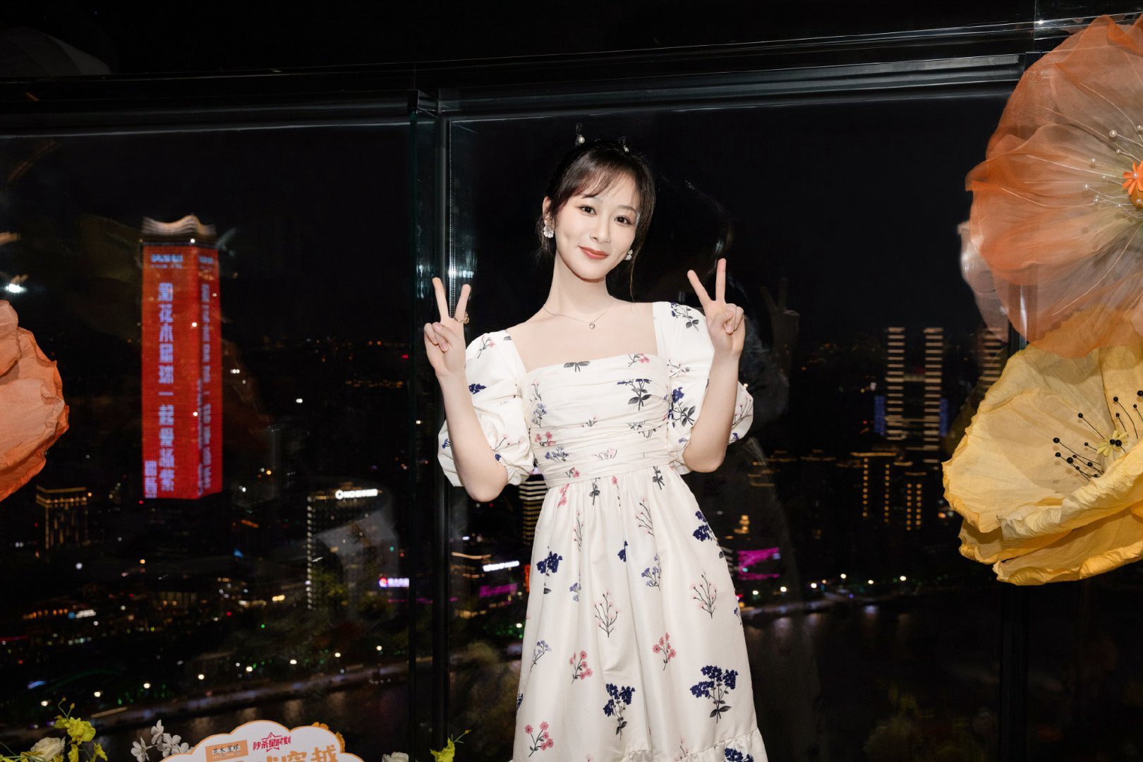 杨紫窗边氛围感自拍图片来了