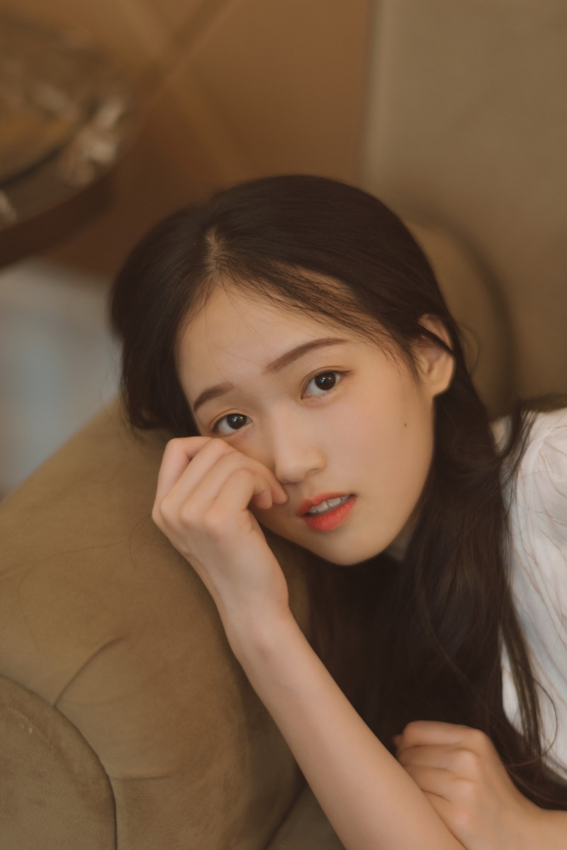 白裙美女长发披肩清纯动人写真