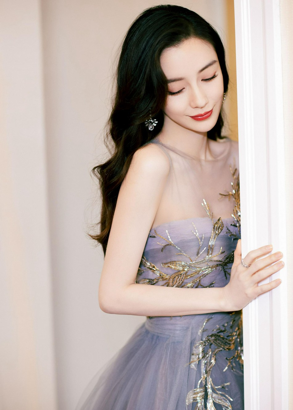 杨颖雾霾紫抹胸纱裙优雅迷人写真