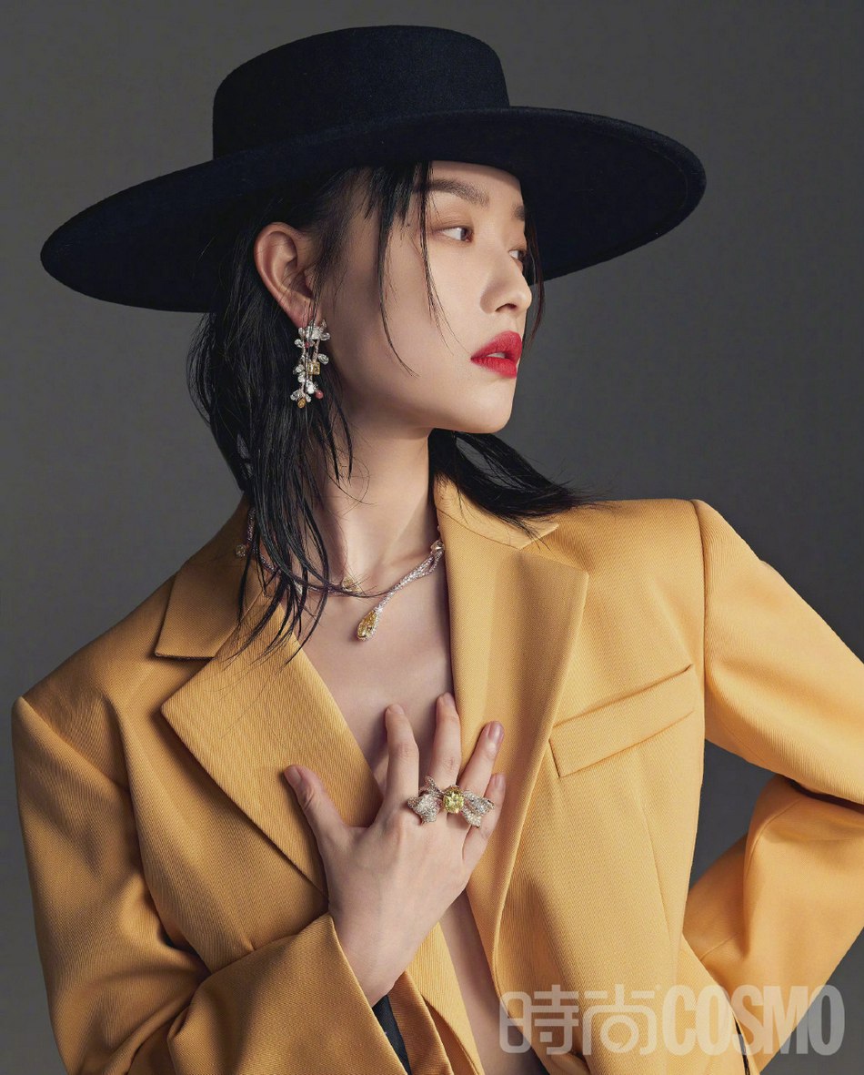 倪妮礼帽造型复古摩登杂志写真