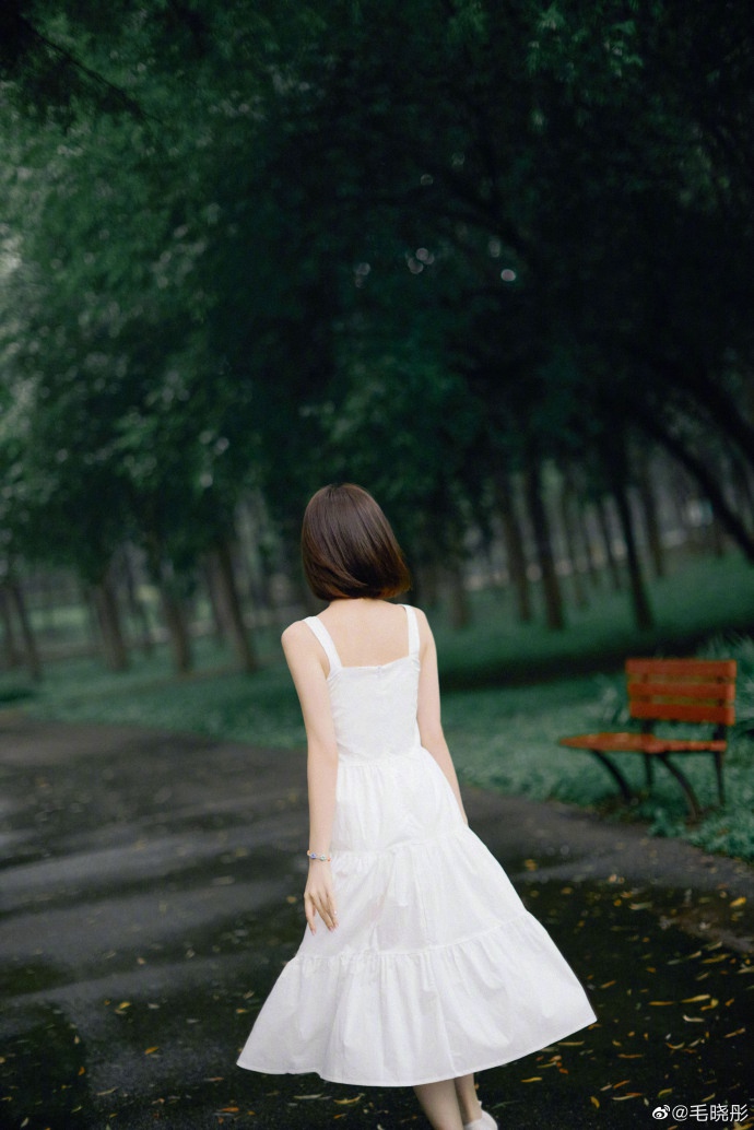 毛晓彤白色长裙清新动人写真美照