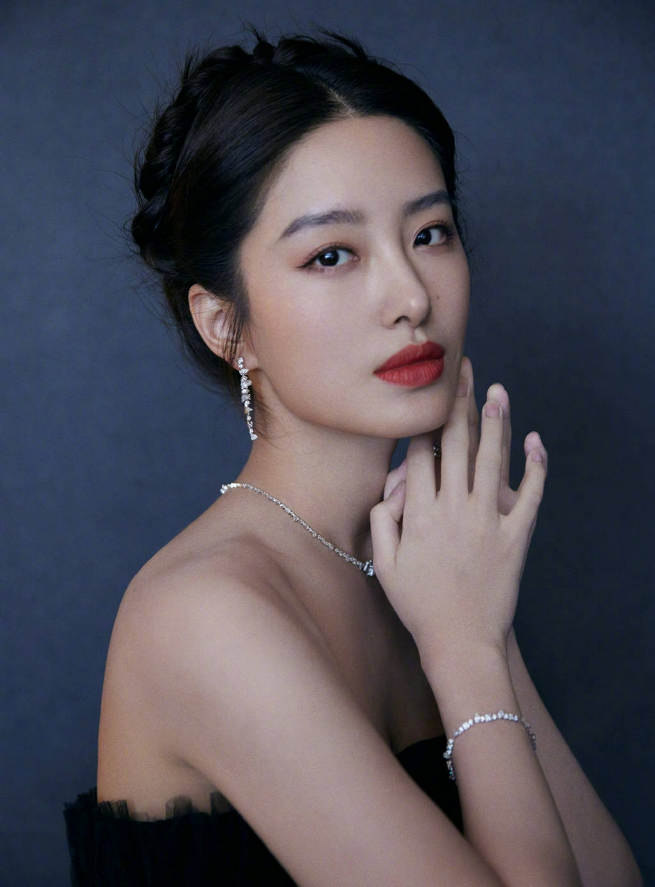 杨采钰黑色玫瑰纱裙知性优雅写真