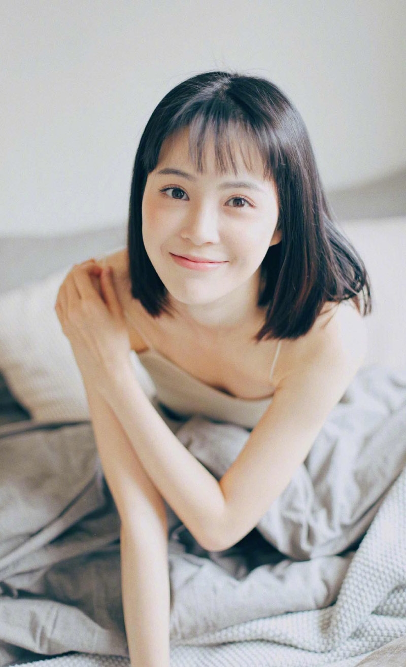 床上美女甜美笑容室内个人写真