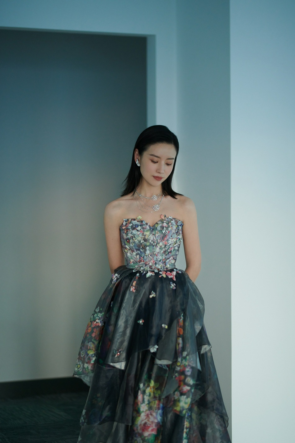 董洁抹胸花瓣长裙温婉优雅写真