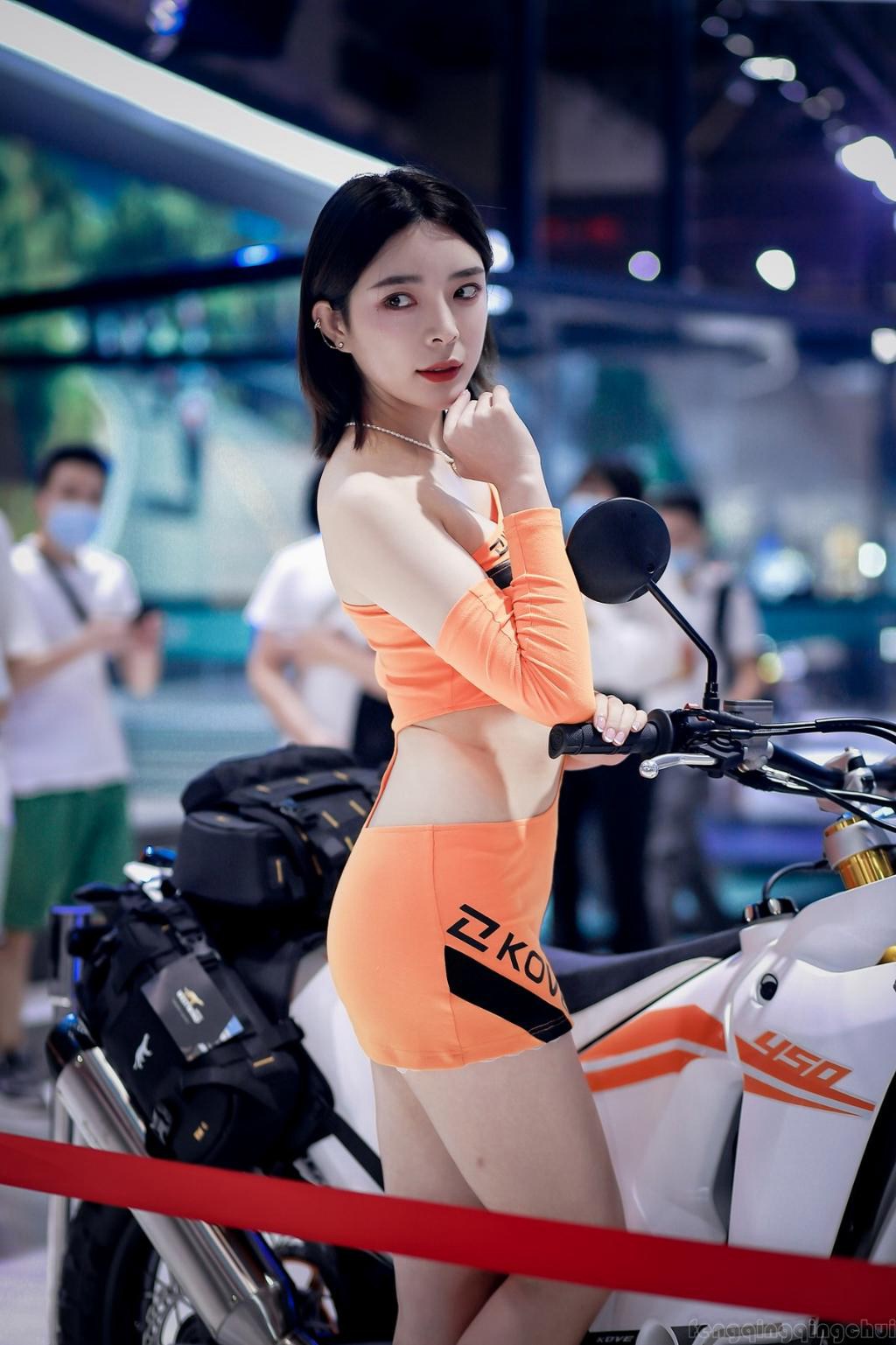 前凸后翘美女车模性感火辣私拍