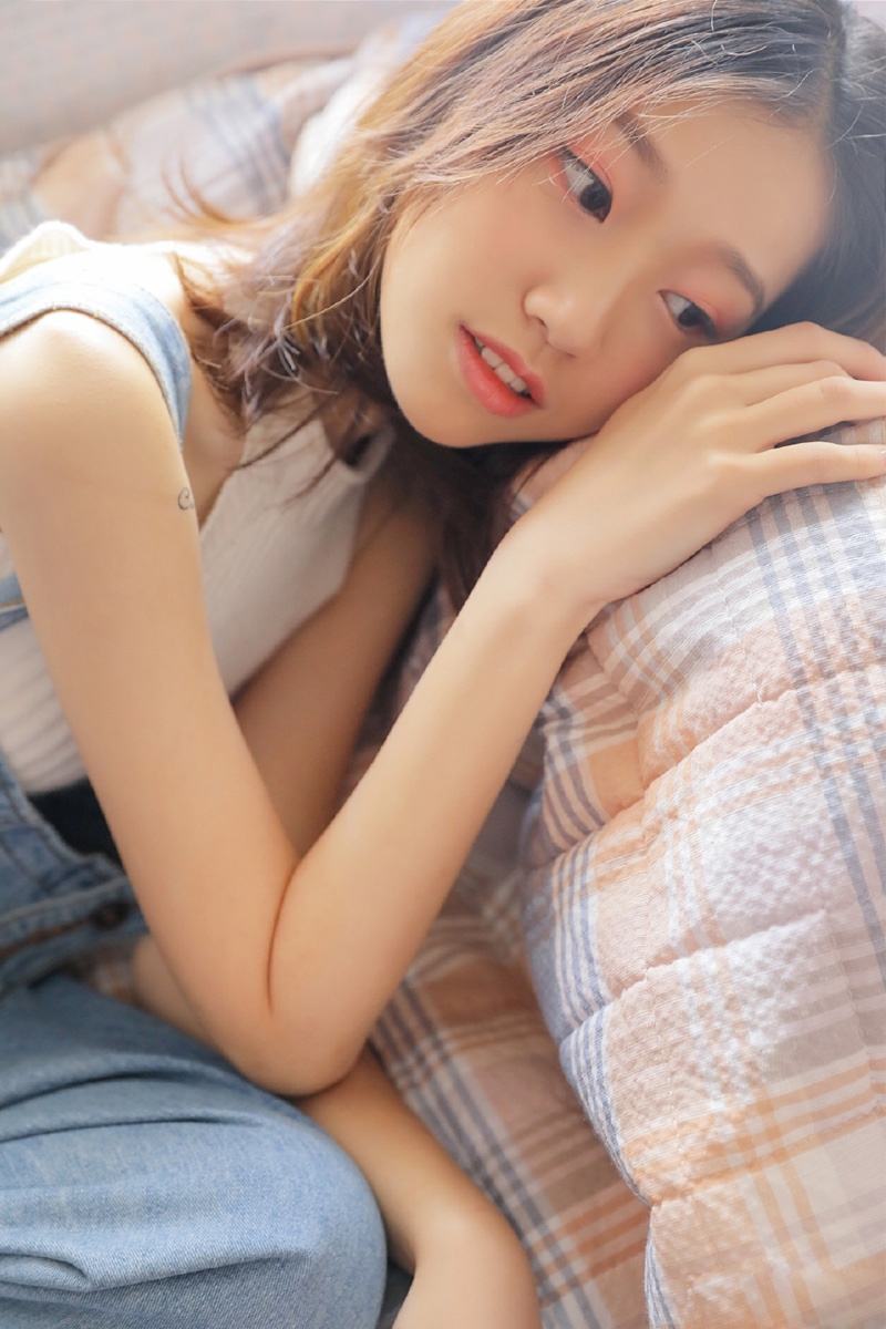 小清新美女背带牛仔裤私房写真