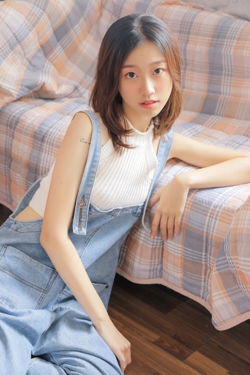 小清新美女背带牛仔裤私房写真