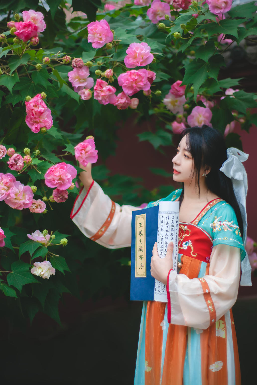 撑着油纸伞的汉服少女户外写真