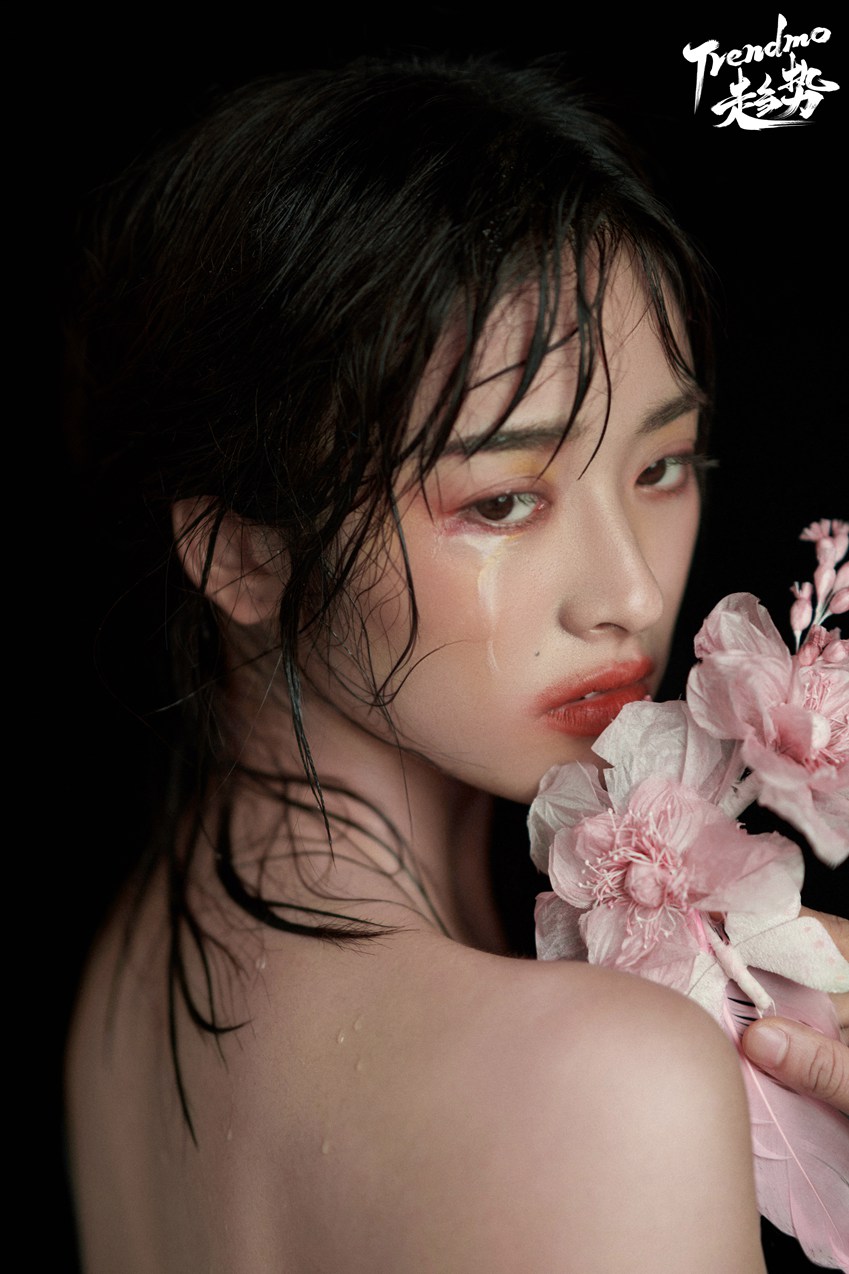 沈月泪痕妆《trendmo》写真易碎感氛围拉满 &#8203;