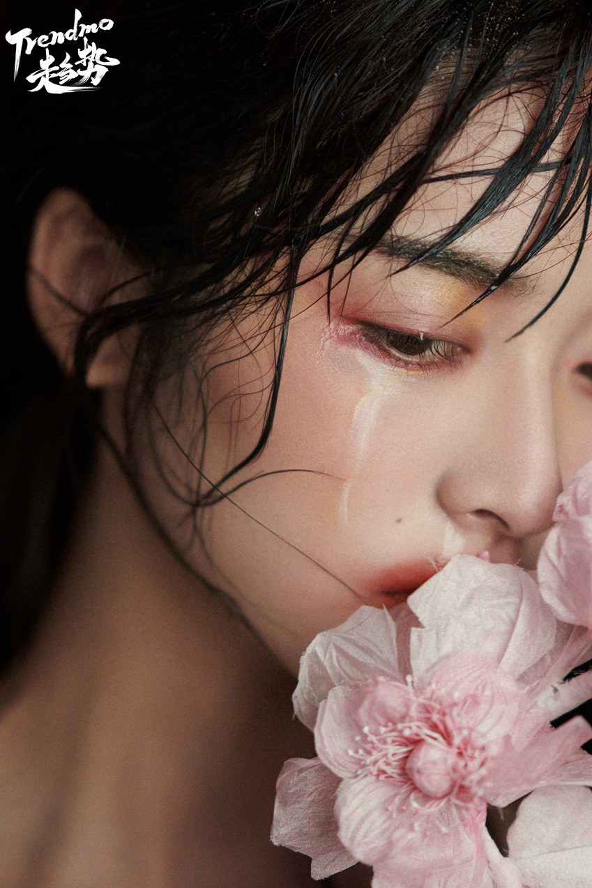 沈月泪痕妆《trendmo》写真易碎感氛围拉满 &#8203;