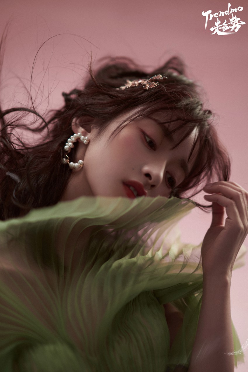 沈月泪痕妆《trendmo》写真易碎感氛围拉满 &#8203;