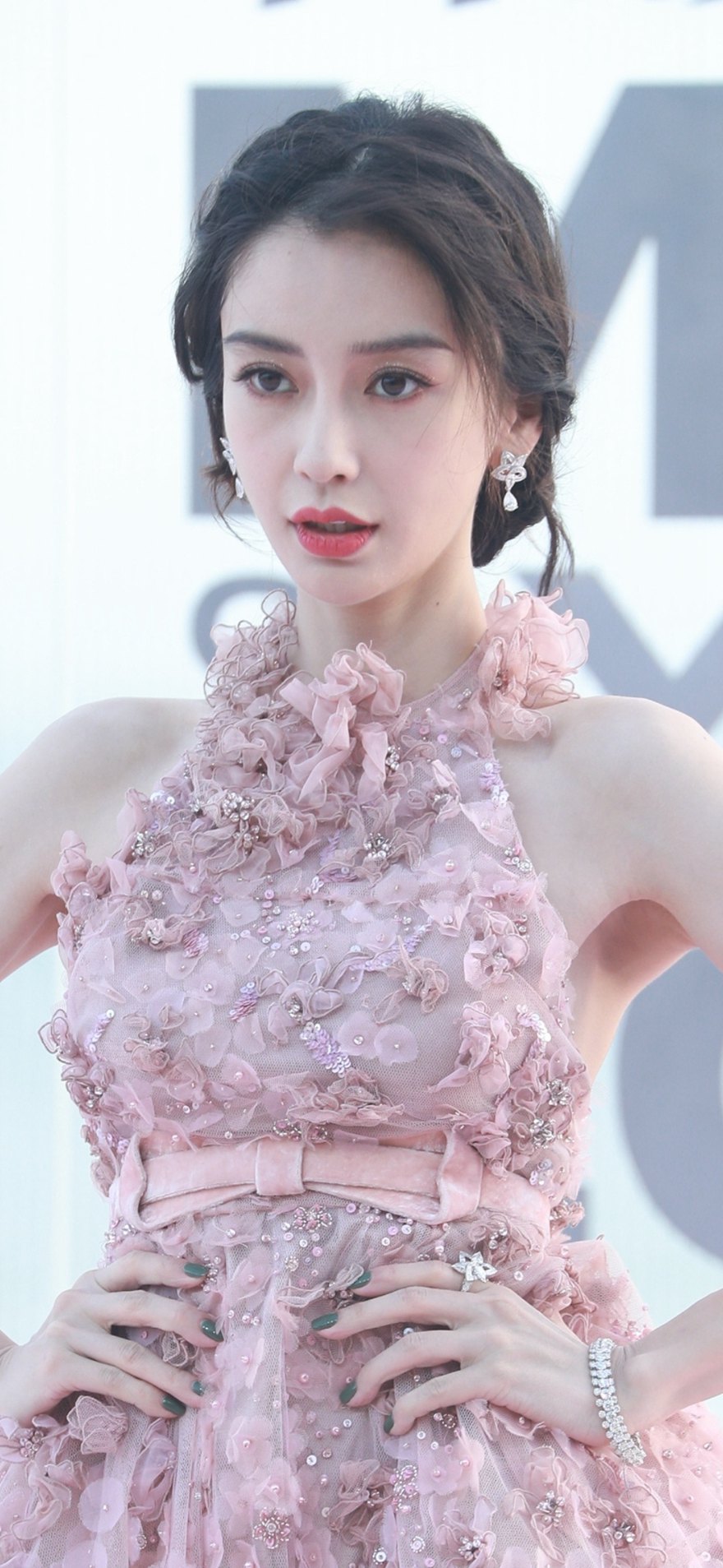 Angelababy红毯yyds一袭粉色长裙优雅恬静美图