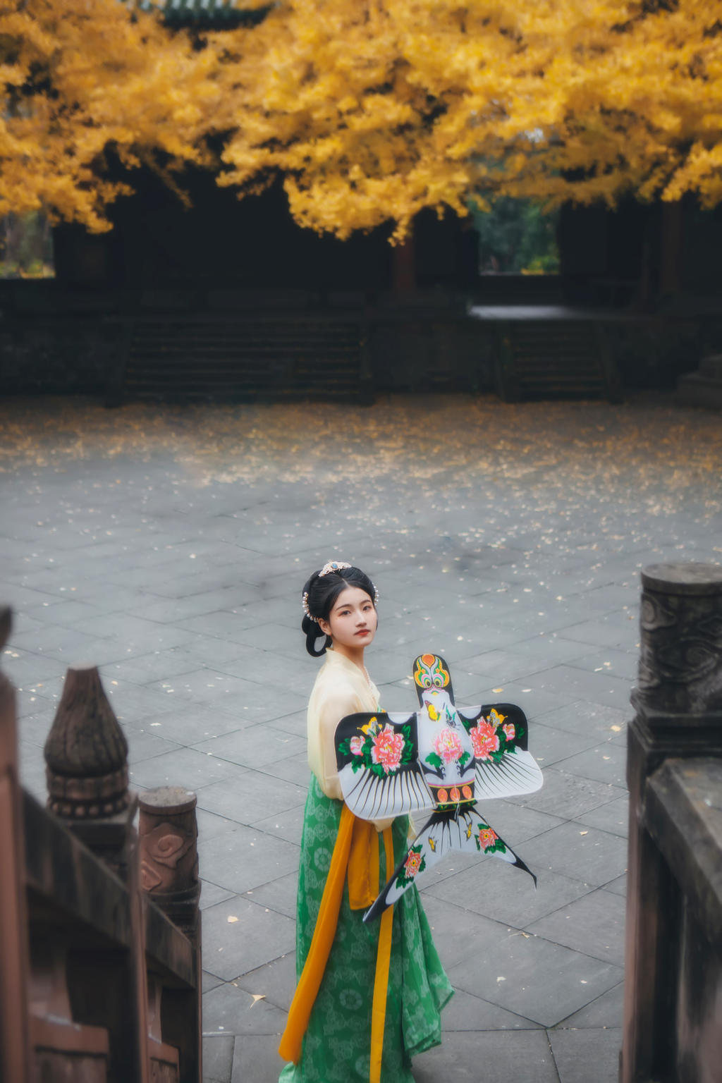 放风筝的汉服少女秋意正浓写真