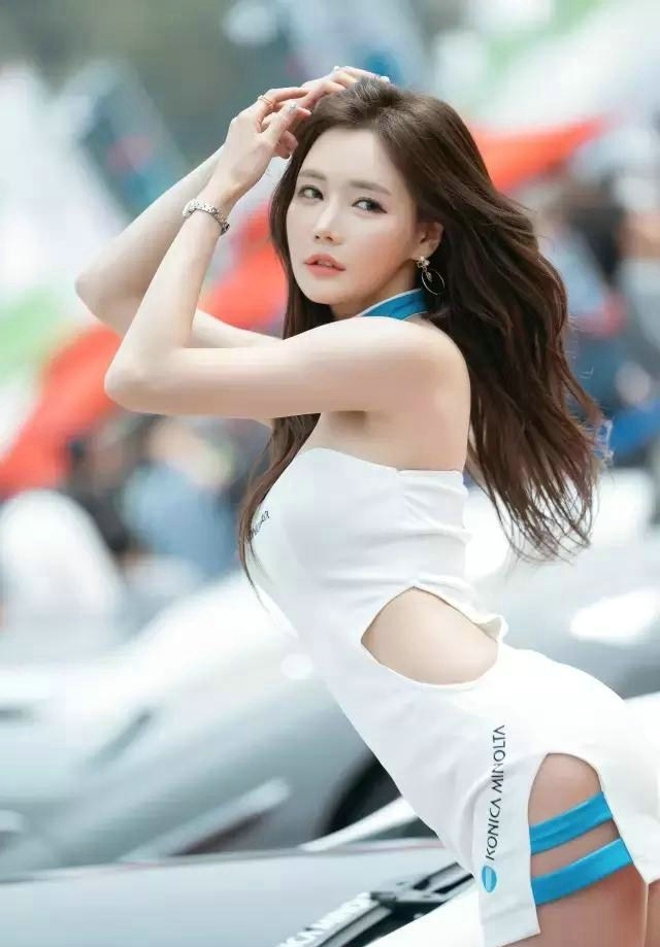 韩国美女车模前凸后翘车展私拍