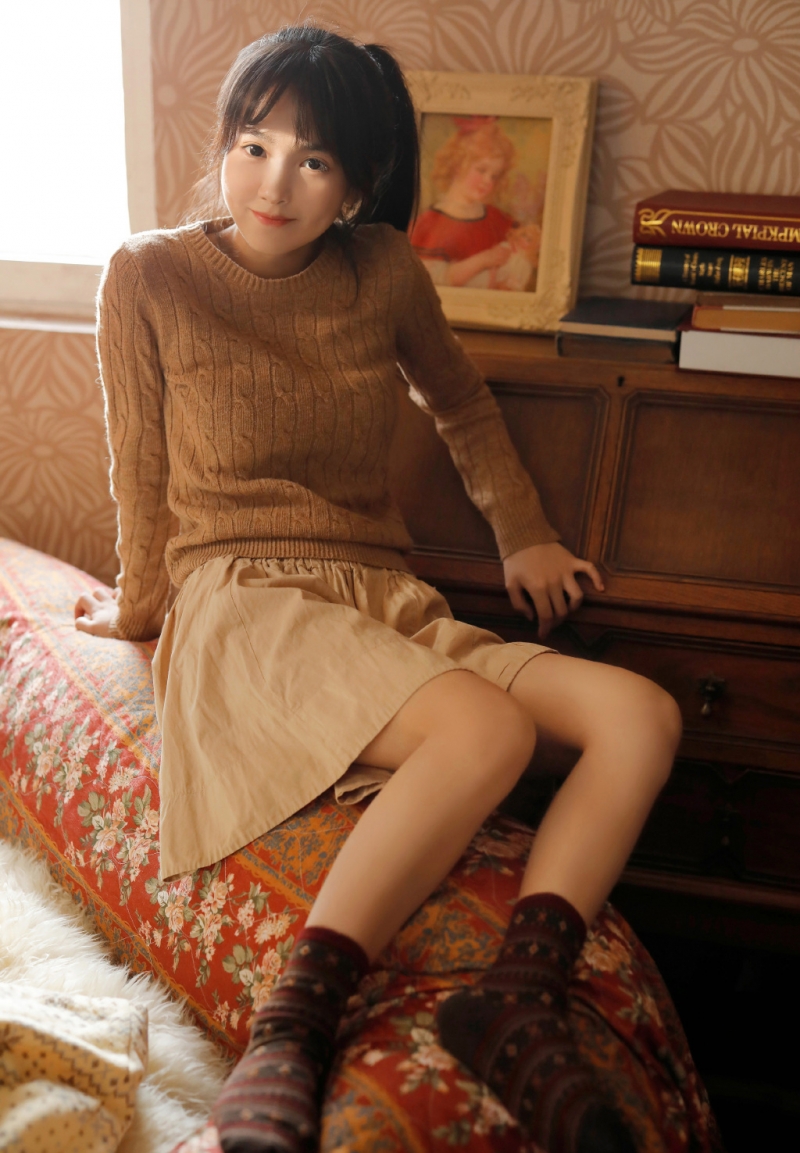 短裙美女修长美腿室内个人写真