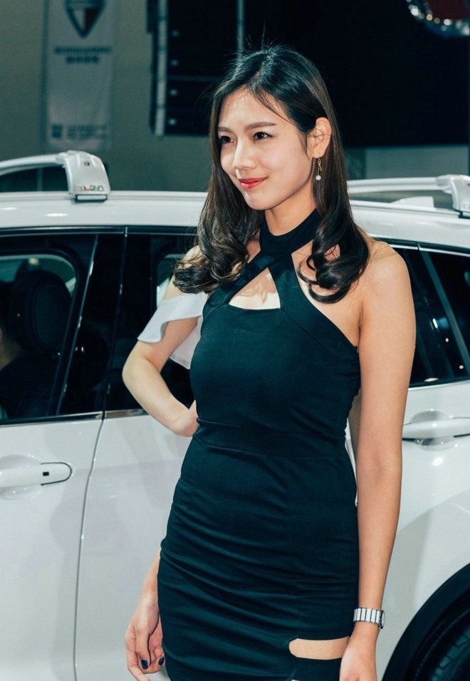 美女车模吊带短裙性感迷人私拍