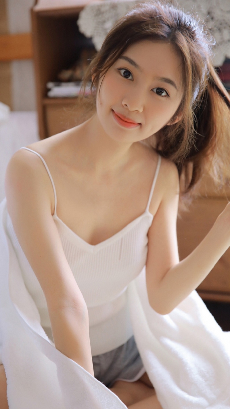 性感少女吊带热裤香肩美腿美图