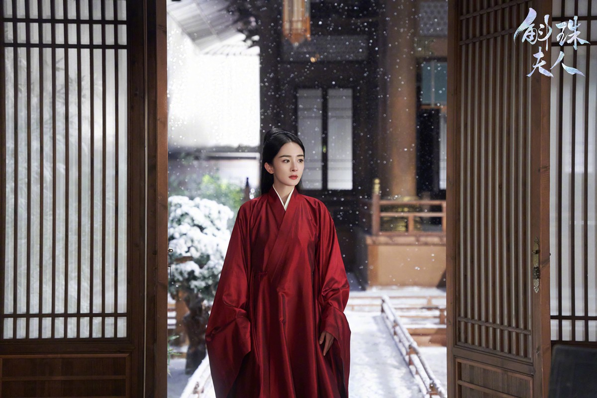 杨幂《斛珠夫人》雪中红衣氛围感耀眼造型图