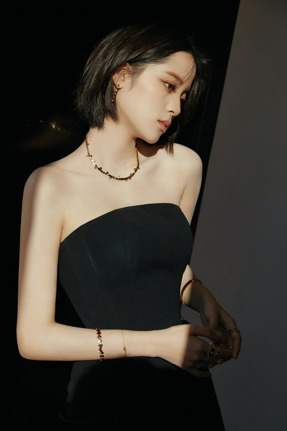 欧阳娜娜黑色抹胸短裙温柔妩媚