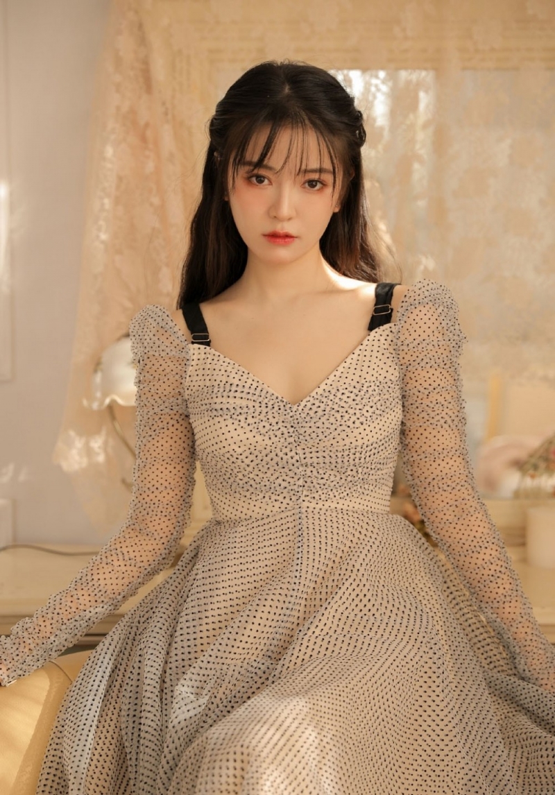 阳光下的床上美女妩媚妖娆辣图