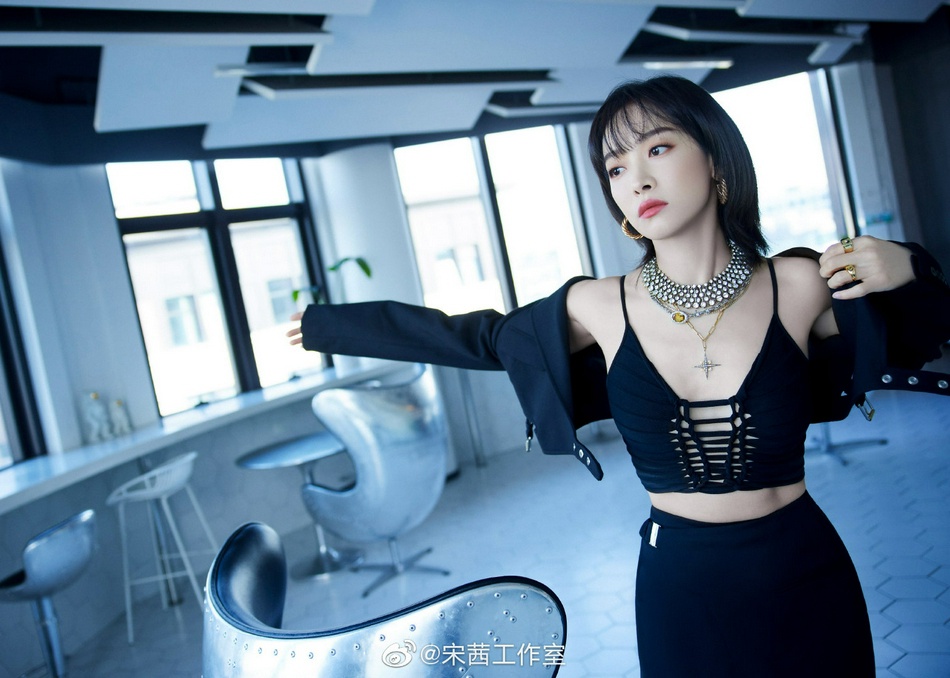 宋茜全黑造型酷飒十足写真美照