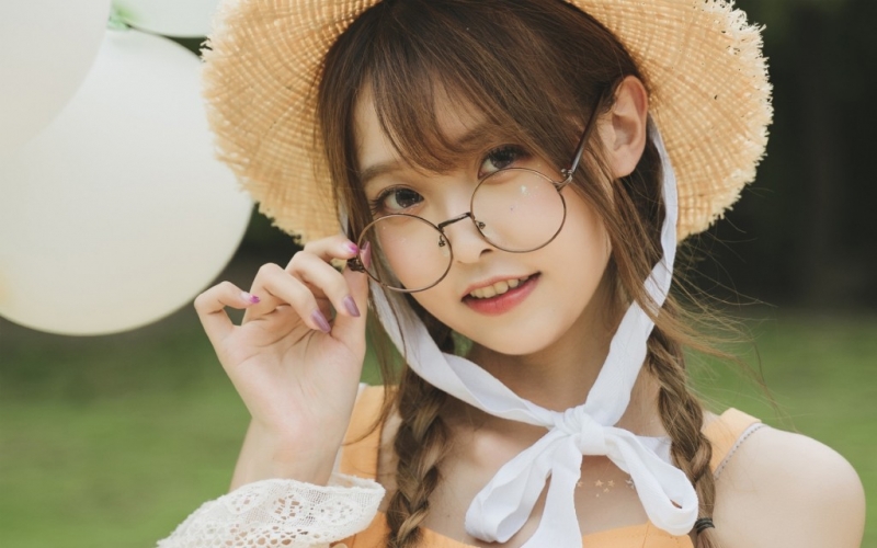 麻花辫萌妹子清新气质户外写真