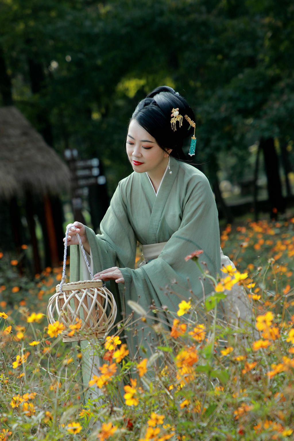 油菜花田汉服美女风韵犹存图片