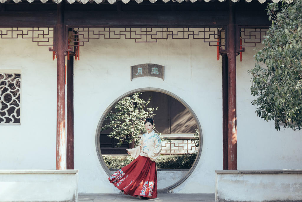 汉服少女眉清目秀唇红齿白图片