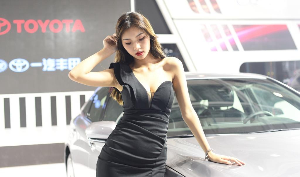 美女车模低胸开叉性感火辣套图