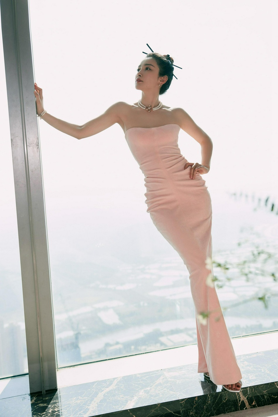 李冰冰粉色抹胸长裙美艳动人写真