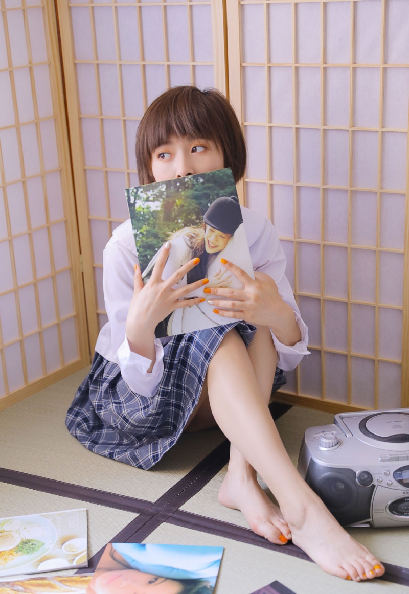 短发美女学生制服俏皮可爱写真