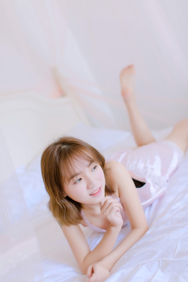 睡衣美女香肩美腿性感撩人热图