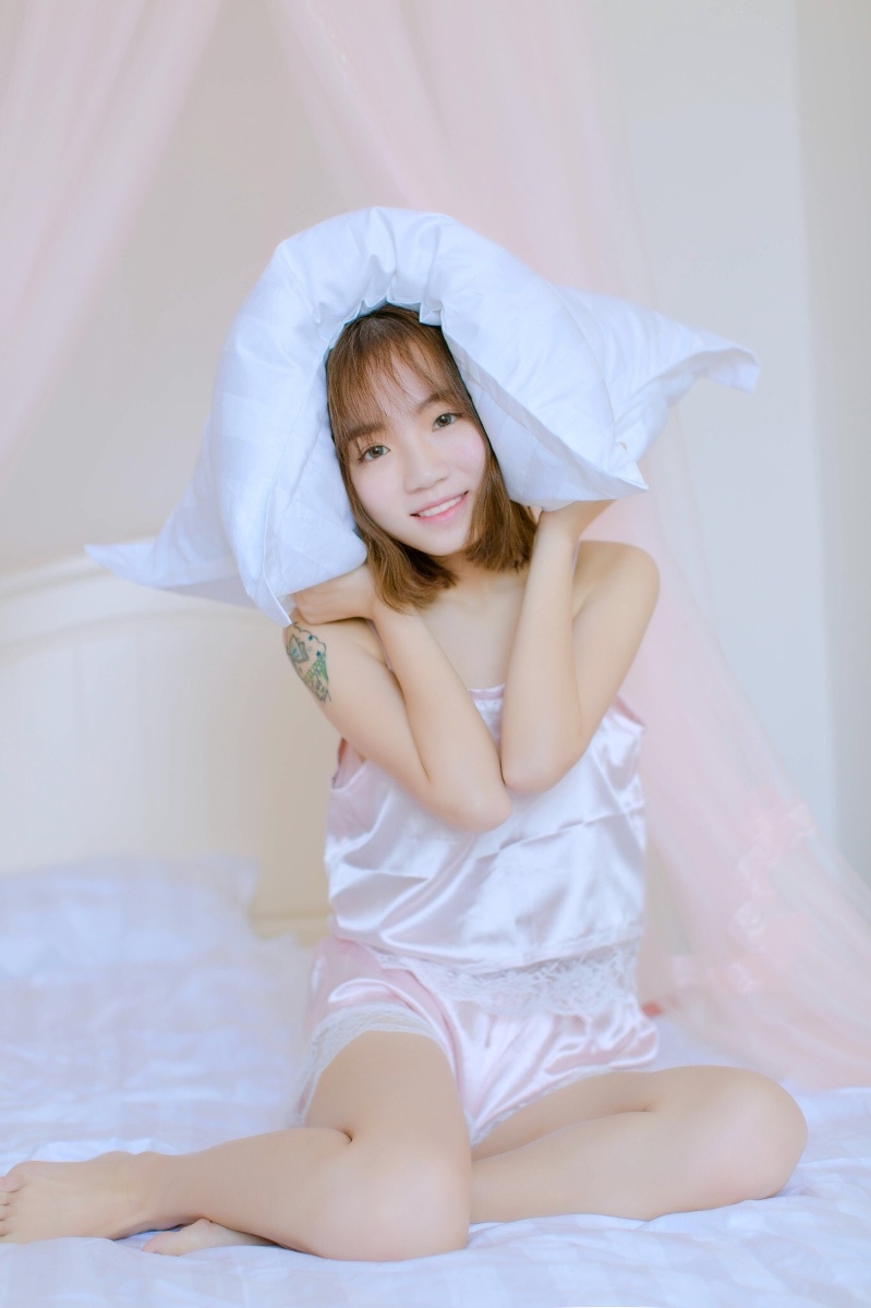 睡衣美女香肩美腿性感撩人热图