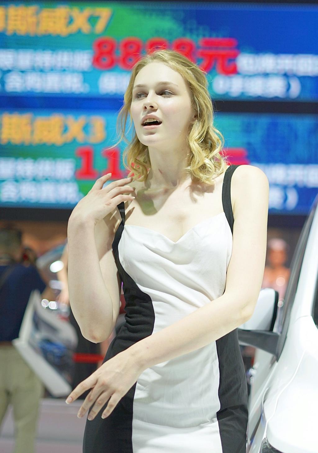 金发碧眼美女车模肤白貌美套图