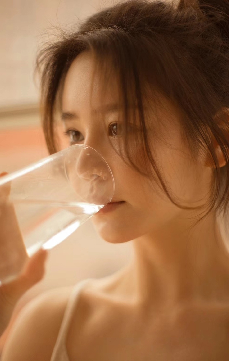宅男女神性感吊带傲人上围套图