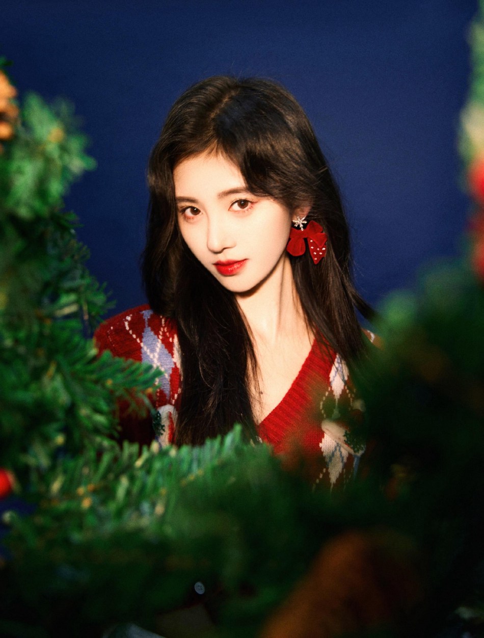 鞠婧t红色毛衣明媚动人写真美照