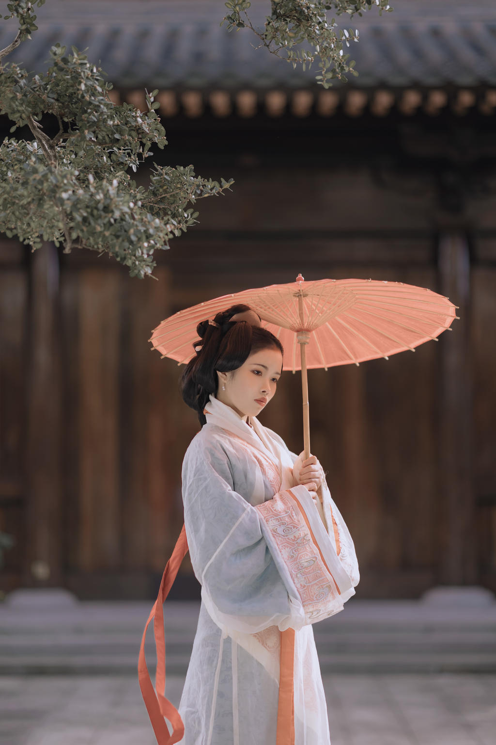 汉服美女面若桃花身似扶柳写真