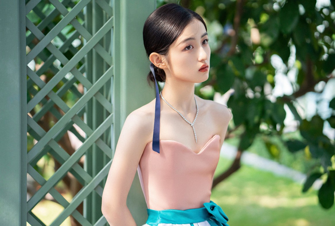 张子枫是花园里的玫瑰公主吧！张子枫金鸡奖闭幕式红毯造型写真