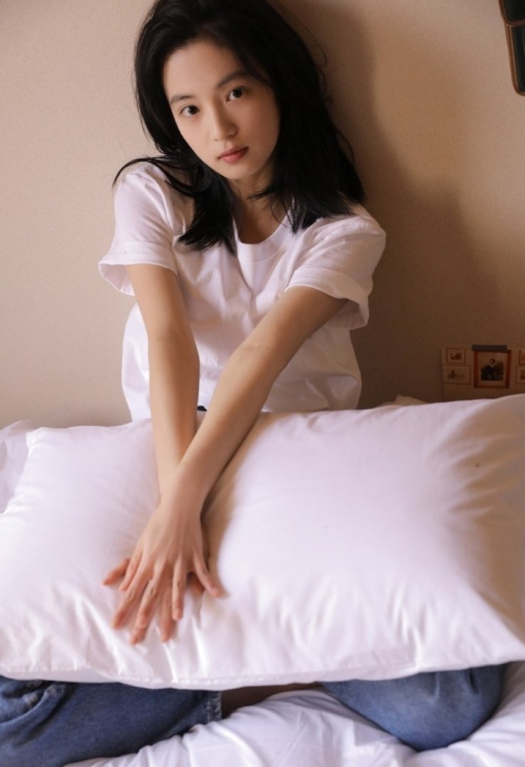 牛仔裤小姐姐青春活力床上写真