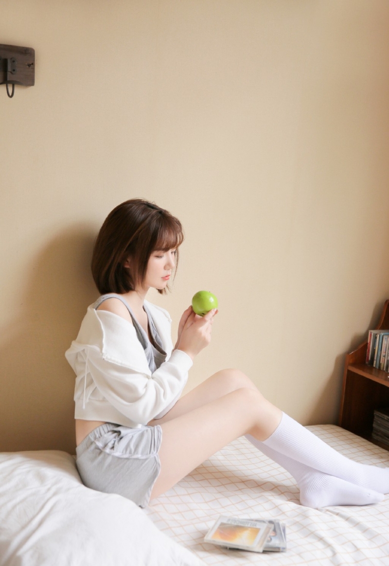 床上美女白丝美腿慵懒随性写真