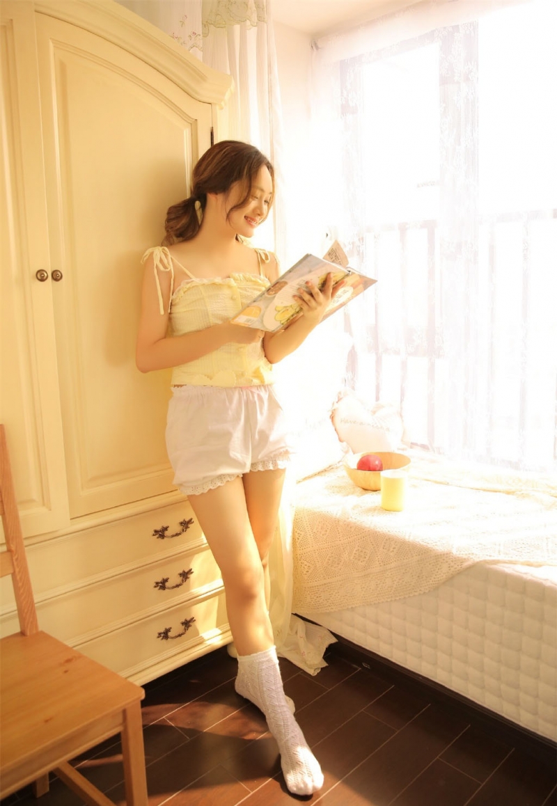 阳光下的短裤美女白皙美腿图片